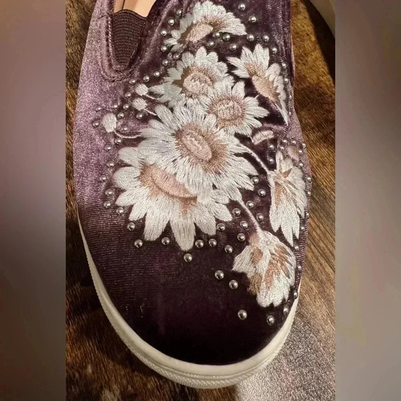 Vince Camuto | Brandia ladies slip on fashion sneakers. Size: 7.5W - Picture 6 of 14